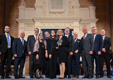 Wiedereröffnung der ehemaligen Synagoge St. Pölten: (v.l.) Oberrabiner Jaron Engelmayer, Kantor Paul Heller, Oskar Deutsch, Präsident der israelitischen Kultusgemeinde Wien, Martha Keil, wissenschaftliche Leiterin der Ehemaligen Synagoge, Cellistin Monica Scott, Dirigentin Dorothy Khadem-Missagh, Landeshauptfrau Johanna Mikl-Leitner, Bürgermeister Matthias Stadler, Nationalratspräsident Wolfgang Sobotka, Bundesminister Gerhard Karner, David Roet, Botschafter des Staates Israel und Moderator Johannes Kaup.