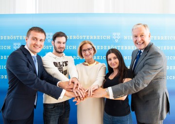 Freuen sich über den Erfolg der NÖ Lehrlingsoffensive: Landeshauptfrau Johanna Mikl-Leitner (m.), Landesrat Martin Eichtinger (r.), AMS NÖ-Geschäftsführer Sven Hergovich (l.) mit Teilnehmer Dominik Graf (2. v. l.) und Teilnehmerin Elvira Ziljbeari (2. v. r.).