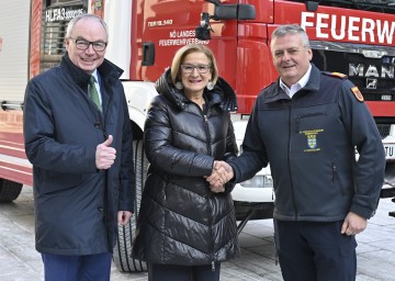 LH-Stellvertreter Stephan Pernkopf, Landeshauptfrau Johanna Mikl-Leitner und Landesfeuerwehrkommandant Dietmar Fahrafellner (v.l.) sehen die Änderung der Richtlinie über die Förderung bei der Anschaffung von Feuerwehrfahrzeugen, Geräten und Ausrüstungsgegenständen als wichtigen Schritt.