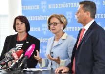 Landeshauptfrau Johanna Mikl-Leitner beim Pressegespräch, flankiert von Maria Forstner, Obfrau der NÖ Dorf- und Stadterneuerung, und Walter Kirchler, Geschäftsführer der NÖ.Regional.GmbH (v.l.n.r.)