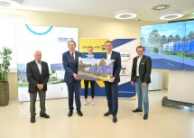 30 Jahre Sportzentrum Niederösterreich, neue Leichtathletik-Halle präsentiert: Trainerlegende Gunnar Prokop, Bürgermeister Matthias Stadler, Leichtathletin Beate Schrott, Sportlandesrat Jochen Danninger, Sportzentrum Niederösterreich-Geschäftsführer Franz Stocher (v.l.n.r.)
