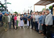 Landeshauptfrau Johanna Mikl-Leitner, Bundesminister Norbert Totschnig und LH-Stellvertreter Stephan Pernkopf mit den Ehrengästen vor dem Festzug bei der Messe „Land, Forst & Jagd“.