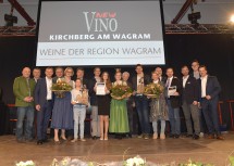 Gruppenfoto mit den Gewinnern beider Kategorien („Grüner Veltliner leicht“ und „Grüner Veltliner kräftig“) und Landeshauptfrau Johanna Mikl-Leitner (5.v.l.) bei der NewVino Weinpräsentation in der Wagramhalle in Kirchberg am Wagram