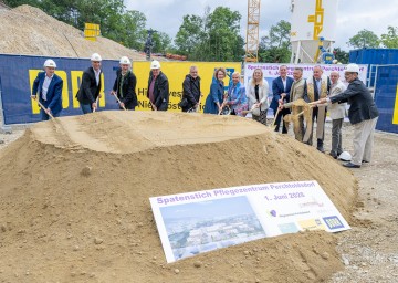 Im Bild von links nach rechts: Thomas Gogg, Stefan Lipp, Hermann Harg Junior, Hermann Harg Senior, Archtiket Andreas Harich, Sozial-Landesrätin Christiane Teschl-Hofmeister, Bürgermeisterin Andrea Kö, Landtagsabgeordnete Marlene Zeidler-Beck, Christian Schön, Anton Fröhlich, Bischofsvikar Richard Kager, Pfarrer Andreas Fasching und Vizebürgermeister Anton Platt