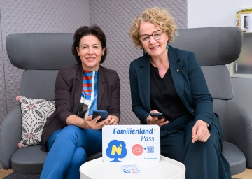 Familien-Landesrätin Christiane Teschl-Hofmeister und Barbara Trettler, Geschäftsführerin der Familienland Niederösterreich GmbH.