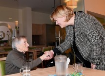 Landesrätin Barbara Schwarz begrüßte erste Bewohnerinnen im neuen Haus.