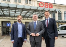 (v.l.) Roman  Miklautz,  ÖBB  Leiter  Nah-  und Regionalverkehr , Mobilitätslandesrat Ludwig Schleritzko und Wolfgang Schroll, Geschäftsführer des 
Verkehrsverbundes  Ostregion  (VOR) nach der Pressekonferenz zum Thema „Fahrplanänderungen ab 11. Dezember 2022“ am Hauptbahnhof St. Pölten, an dem täglich zahlreiche Menschen die Angebote des ÖBB Bahn- und VOR Busverkehrs nutzen.