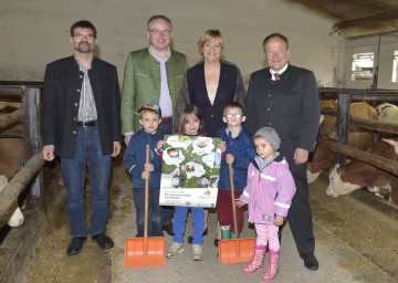 \"Erlebnis Bauernhof\" am Bauernhof der Familie Ramel: Bernhard Ramel, Agrar-Landesrat Dr. Stephan Pernkopf, Bildungs-Landesrätin Mag. Barbara Schwarz und Landwirtschaftskammer-Präsident Ing. Hermann Schultes mit Kindern des Programms \"Schule am Bauernhof\". (v.l.n.r.)