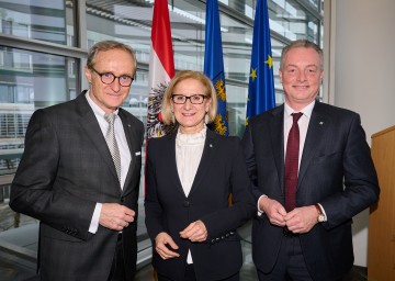 Traditioneller Weihnachts- und Neujahrsempfang im NÖ Landhaus: Landeshauptfrau Johanna Mikl-Leitner mit Landesamtsdirektor Werner Trock (l.) und Landesamtsdirektor-Stellvertreter Gerhard Dafert (r.).