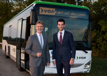 Wolfgang Schroll, Geschäftsführer der Verkehrsverbung Ost-Region GmbH und LH-Stellvertreter Udo Landbauer