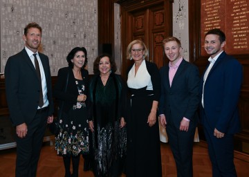 Empfang im Wiener Künstlerhaus im Vorfeld des Konzerts „Nitsch und seine Musik“: Michael Karrer, künstlerischer Leiter des Nitsch Museums, Danielle Spera, Rita Nitsch, Landeshauptfrau Johanna Mikl-Leitner, Dirigent Patrick Hahn und Christoph Mayer, Geschäftsführer der WMB Weinviertel Museum Betriebs GmbH (vl.l.n.r.)