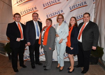 Landeshauptfrau Johanna Mikl-Leitner (3.v.r.) und der Landtagsabgeordnete Richard Hogl (2.v.l.) gratulierten der Familie Eissner zum neuen Standort des Autohauses Eissner: Peter Eissner, Prokuristin Monika Eissner-Rammer, Ulrike Eissner und Geschäftsführer Gernot Eissner (v.l.n.r.)