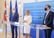 Landeshauptfrau Johanna Mikl-Leitner (m.), LH-Stellvertreter Stephan Pernkopf (l.)  und EVN-Vorstandsdirektor Franz Mittermayer (r.) stellten das „Energiewende-Beschleunigungspaket“ vor.