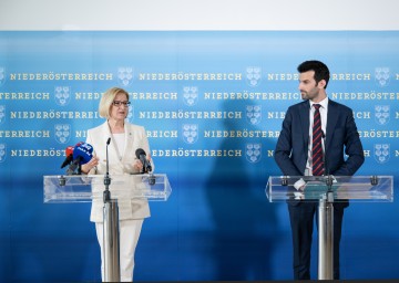 Landeshauptfrau Johanna Mikl-Leitner seitens der VP und Klubobmann Udo Landbauer seitens der FP informierten über die heutige Verhandlungsrunde zwischen den beiden Parteien.