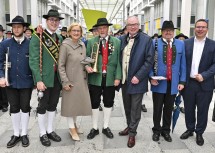 Landeshauptfrau Johanna Mikl-Leitner, LH-Stellvertreter Stephan Pernkopf und Christian Haberhauer, Bürgermeister Amstetten, mit den Vertretern des Musikensembles aus den drei Musikvereinen Amstetten, Ulmerfeld-Hausmening und Mauer-Öhling, die das Maibaum-Aufstellen musikalisch umrahmten.