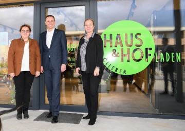 Jung-Unternehmerin Elfriede Öllerer, Landesrat Jochen Danninger und riz up Geschäftsführerin Petra Patzelt (v.l.n.r.) 