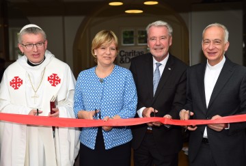 Abt Dr. Maximilian Heim, Sozial-Landesrätin Mag. Barbara Schwarz, Bürgermeister Mag. Klaus Schneeberger und Caritas-Präsident DDr. Michael Landau eröffneten das neue Caritas-Zentrum in Wiener Neustadt. (v.l.n.r.)