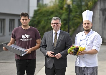 Landesrat Ludwig Schleritzko mit den beiden Lehrlingen aus dem Landesklinikum Amstetten: Nico Hahn (19 Jahre) hat das 4. Lehrjahr abgeschlossen und steht kurz vor der Lehrabschlussprüfung (Lehre Informationstechnologie, Zweig Systemtechnik) und Ronaldo Hofbauer (22 Jahre) ist im 2. Lehrjahr (Lehre Koch).