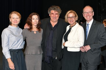 Feierten den Neuzugang für das „Archiv der Zeitgenossen“: Leiterin Christine Rigler, Medienwissenschaftlerin Karin Moser, Filmemacher Peter Patzak, Landeshauptfrau Johanna Mikl-Leitner und der Rektor der Donau-Universität Friedrich Faulhammer (von links nach rechts).