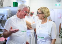 Landeshauptfrau Johanna Mikl-Leitner bedankte sich für das jahrelange Engagement bei den Teammitgliedern der Öko Dorf GmbH.