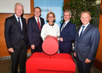 120-Jahr-Jubiläum des Landesverbandes der NÖ Sparkassen: Gerhard Fabisch, Präsident des Österreichischen Sparkassenverbandes, St. Pöltens Bürgermeister Matthias Stadler, Landeshauptfrau Johanna Mikl-Leitner, Landtagspräsident Karl Wilfing und Franz Pruckner, Obmann des Landesverbandes der NÖ Sparkassen (v.l.n.r.)
