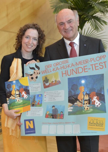 Landeshauptmann Dr. Erwin Pröll mit Mag. Marie-Helene Scheib vom Verein „Tierschutz macht Schule“ .
