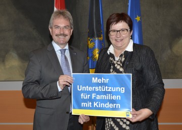 Landesrat Mag. Karl Wilfing und die Präsidentin des NÖ Hilfswerks Michaela Hinterholzer informierten über den Ausbau der mobilen Jugendwohlfahrt in Niederösterreich (v.l.n.r.)