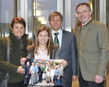 EU-Agrarkommissar Dacian Ciolos war diese Woche zu Gast bei der Veranstaltung „50 Jahre GAP“ auf der Burg Perchtoldsdorf. Gertrude Bayer, Katrin Bayer, EU-Agrarkommissar Dacian Ciolos und  Agrar-Landesrat Dr. Stephan Pernkopf (v.l.n.r.