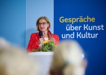 Landeshauptfrau Johanna Mikl-Leitner beim „Gespräch über Kunst und Kultur“ im AKW Zwentendorf.