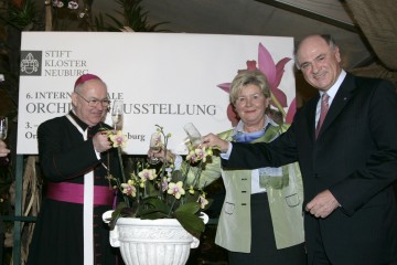 Propst Bernhard Backovsky sowie Landeshauptmann Dr. Erwin Pröll und Gattin Elisabeth mit der „Phalaenopsis Erwin und Elisabeth Pröll“ bei der Eröffnung der 6. Internationalen Orchideenausstellung im Stift Klosterneuburg.