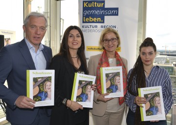 Kultur.Region.NÖ-Geschäftsführer Martin Lammerhuber, Monika Ballwein, Landeshauptfrau Johanna Mikl-Leitner und Gastkolumnistin Cornelia Travnicek (v.l.n.r.)