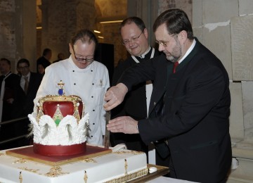 Anstich der Jubiläumstorte „Erzherzogshut“: Dietmar Muthentaler, Chefzuckerbäcker der K.u.K. Hofzuckerbäcker Demel, Anton Höslinger, Novizenmeister des Stiftes, und Landtagspräsident Hans Penz.