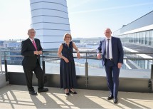 Landeshauptfrau Johanna Mikl-Leitner, flankiert von den Flughafen-Vorständen Günther Ofner (links) und Julian Jäger