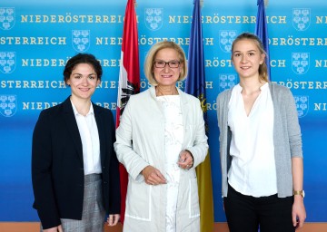 Mira Tartarotti, Landeshauptfrau Johanna Mikl-Leitner und Lara Condell (v.l.n.r)