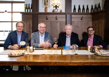 Präsentation der Verlängerung und Ausweitung der Forschungskooperation zwischen Niederösterreich und Wien sowie des Projekts „Wissenschaft beim Heurigen“ beim Heurigen Mayer am Pfarrplatz in Wien. Im Bild Univ.-Prof. Dr. Markus Hengstschläger, LH-Stv. Dr. Stephan Pernkopf, Dr. Michael Häupl, Präsident des Wiener Wissenschafts-, Forschungs- und Technologiefonds (WWTF), und WWTF-Geschäftsführer Dr. Michael Stampfer (v.l.n.r.)