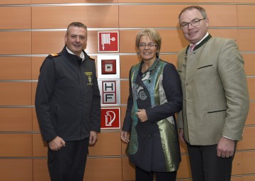 Im Bild von links nach rechts: Landesfeuerwehrkommandant Dietmar Fahrafellner, Landesrätin Dr. Petra Bohuslav und Landesrat Dr. Stephan Pernkopf.