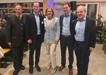 Landeshauptfrau Johanna Mikl-Leitner flankiert von Familie Schuster und Bürgermeister Richard Hogl (links)