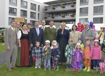 \"Garten der Sinne\" im NÖ Landespflegeheim Retz eröffnet: DI Andreas Zbiral, Stefan Streicher (beide Natur im Garten), Alina-Maricica Lackenbauer (Pflegedienstleiterin), DI Brigitta Hemmelmeier-Händel, LAbg. Richard Hogl, Dir. Horst Winkler (Heimleitung), Bezirkshauptmann Mag. Stefan Grusch, Landesrätin Mag. Barbara Schwarz, Sabine Feichtner (Kindergartenpädagogin), Stadtrat Reinhold Griebler (v.l.n.r.)