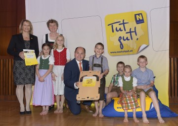 20 Jahre „Bewegte Klasse“ in Niederösterreich: Schülerinnen und Schüler der Volksschule Windhag mit der Leiterin der Initiative „Tut gut!“ Mag. Petra BraunDirektorin Gertraud Wagner und Landeshauptmann-Stellvertreter Mag. Wolfgang Sobotka. (v.l.n.r.)