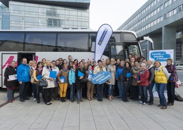 Familien- und Bildungs-Landesrätin Mag. Barbara Schwarz mit Schulerhaltern, Schulleiterinnen und Schulleitern, Pädagoginnen und Pädagogen, Schulwartinnen und Schulwarten sowie Elternvertreterinnen und Elternvertretern beim Auftakt zur größten Förderinitiative von Bewegungsflächen für Kinder in Niederösterreich.