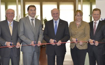 Eröffnung einer neugestalteten Ausstellung im Donaukraftwerk Ybbs-Persenbeug: Bgm. Anton Sirlinger (Ybbs), VD DI Dr. Karl Heinz Gruber (Verbund Hydro Power AG), Landeshauptmann Dr. Erwin Pröll, VD Dr. Ulrike Baumgartner-Gabitzer (Verbund AG) und VD Ing. Mag. Michael Amerer (Verbund Hydro Power AG), von links nach rechts.