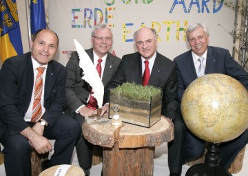 NÖ Landesausstellung 2007 eröffnet: Im Bild: Landesrat Mag. Wolfgang Sobotka, Mag. Wolfgang Mair, Bürgermeister von Waidhofen an der Ybbs, Landeshauptmann Dr. Erwin Pröll, Mag. Johann Heuras, Bürgermeister von St. Peter in der Au (v.l.n.r.)