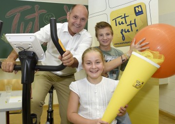 Im Bild von links nach rechts: Landeshauptmann-Stellvertreter Mag. Wolfgang Sobotka, Helena Wojta-Stremayr (Schülerin), Yannick Strohdorfer (Schüler).