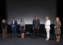 Christine Rigler, Leiterin des Archivs der Zeitgenossen, Vizebürgermeister Werner Krammer, Zeit- und Medienhistorikerin Karin Moser, Künstler und Filmemacher Peter Patzak, Landeshauptfrau Johanna Mikl-Leitner und Viktoria Weber, Vizerektorin der Donau-Universität Krems (v.l.n.r.)