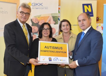 Ing. Norbert Fidler, Obmann-Stellvertreter der NÖGKK, Prim. Dr. Sonja Gobara, ärztliche Leiterin des Ambulatoriums Sonnenschein, Marianne Nagl, Mutter eines autistischen Sohnes, und Landeshauptmannstellvertreter Mag. Wolfgang Sobotka bei der Eröffnung des ersten Autismus-Zentrums Niederösterreichs (von links nach rechts).