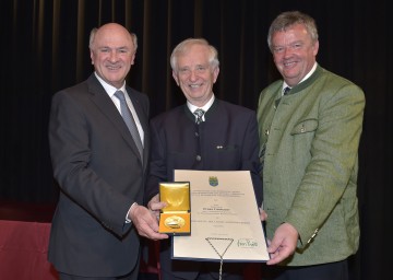 Überreichung der Ehrenplakette: Landeshauptmann Dr. Erwin Pröll, Franz Grobauer, langjähriger Landesobmann-Stellvertreter des NÖ Blasmusikverbandes, und Direktor Peter Höckner, Landesobmann des NÖ Blasmusikverbandes. (v.l.n.r.)