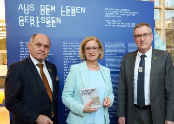 Nationalratspräsident a.D. Wolfgang Sobotka, Landeshauptfrau Johanna Mikl-Leitner und Botschafter David Roet beim Besuch der Ausstellung „Aus dem Leben gerissen“: