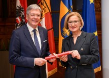 Staffelübergabe in der LH-Konferenz: Landeshauptfrau Johanna Mikl-Leitner übernimmt vom Kärntner Landeshauptmann Peter Kaiser.