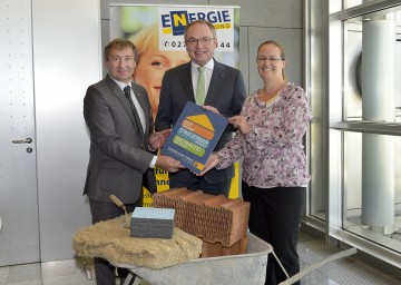 Professionelle Energieberatung auf der Bauen und Energie-Messe in Wien. Im Bild von links nach rechts: Dr. Herbert Greisberger (Geschäftsführer der Energie- und Umweltagentur NÖ), Landesrat Dr. Stephan Pernkopf, Bürgermeisterin  Mag. Gudrun Berger (Furth bei Göttweig)