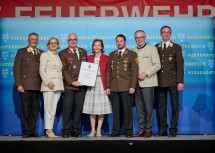 150 Jahre Blindenmarkt: (v.l.n.r.) Landesfeuerwehrkommandant Dietmar Fahrafellner, Landeshauptfrau Johanna Mikl-Leitner, LH-Stellvertreter Stephan Pernkopf und stv. Landesfeuerwehrkommandant Martin Boyer mit